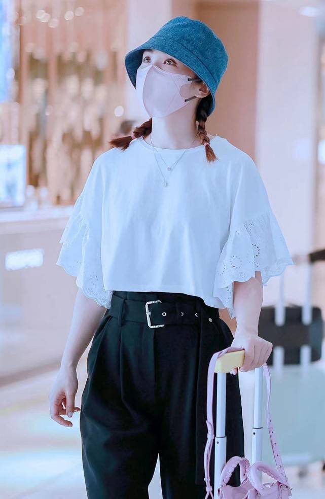 体重|Twins合体现身机场,阿娇不爱打扮乱穿衣,低调得像阿Sa助理