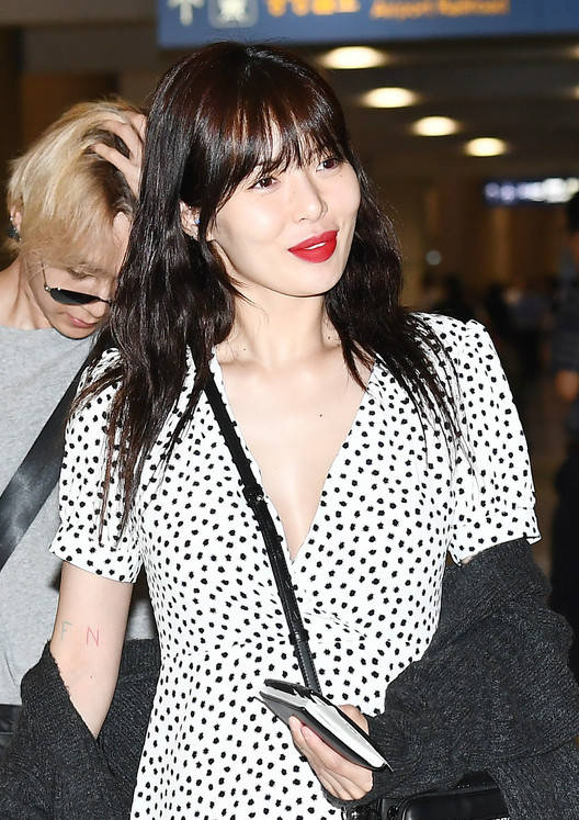 黑色|泫雅深V波点裙造型秀事业线,男友金晓钟推行李,被宠成了小公主