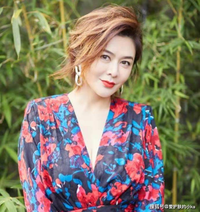 于明加|女明星年龄真难猜,于明加穿拼接裙气质高级优雅,完全不像38岁