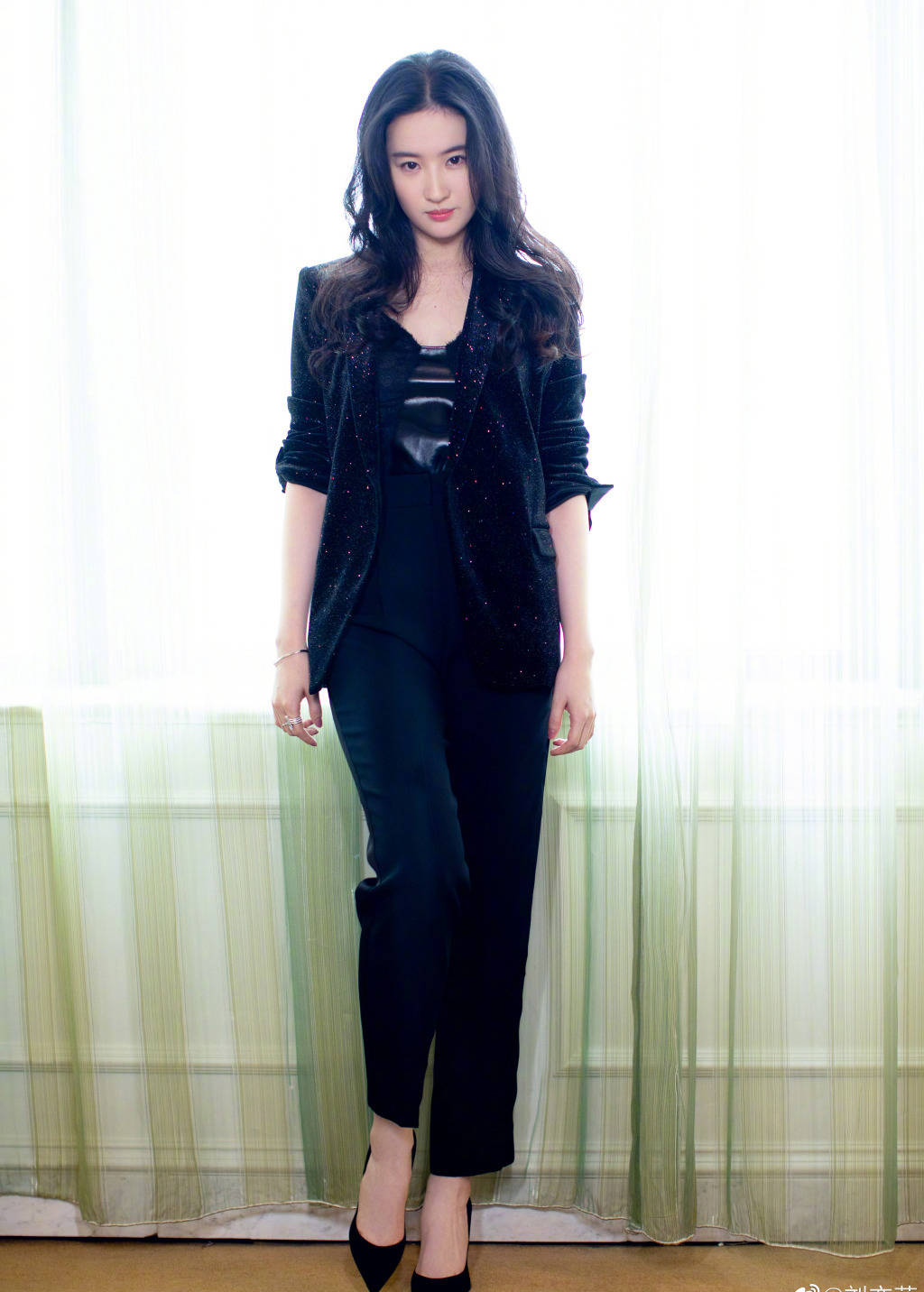 发型|刘亦菲就是会穿，一款西服搭配超短裙白T恤，大长腿实力抢镜