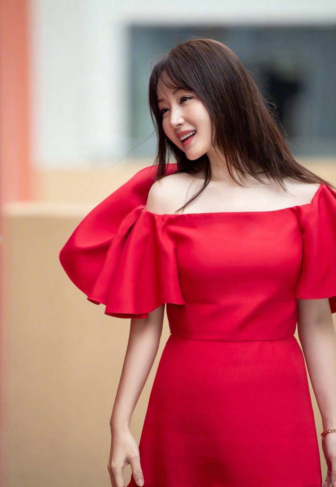 显得|杨钰莹晒照，又穿大红色露肩裙优雅气质，48岁了还是这么美！