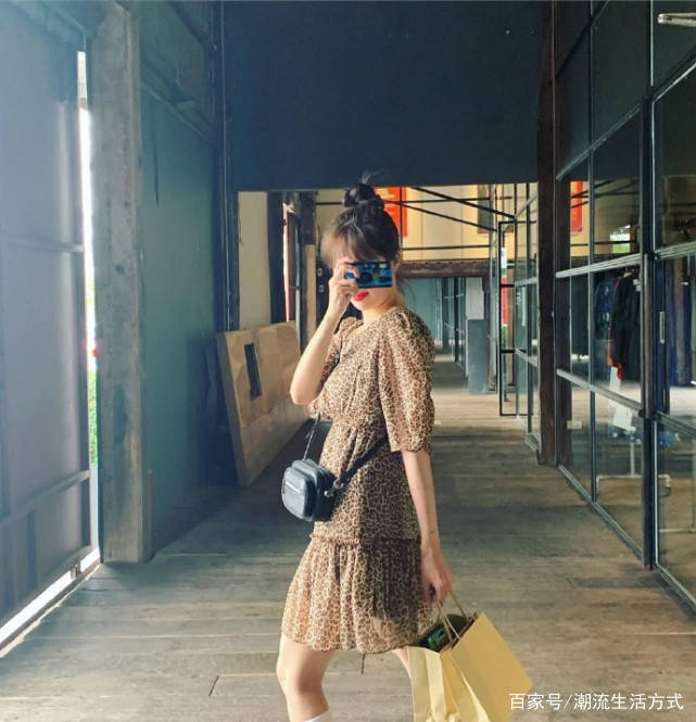 荧光|泫雅晒出街私服，身穿豹纹风格连衣裙，搭荧光色拖鞋打破俗气感！