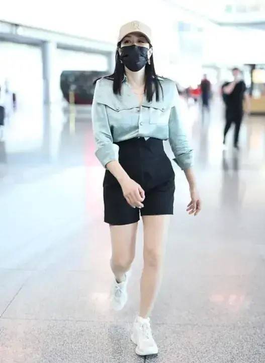 服装|钟丽缇引领70后穿搭潮流！真丝衬衫配“爸爸裤”，时髦显瘦有格调