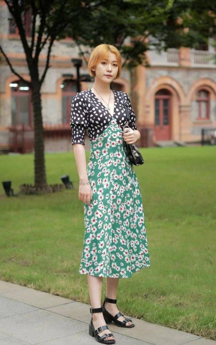 设计|街拍:显身材又有气质的印花连衣裙,瞬间提升女子的柔美气质