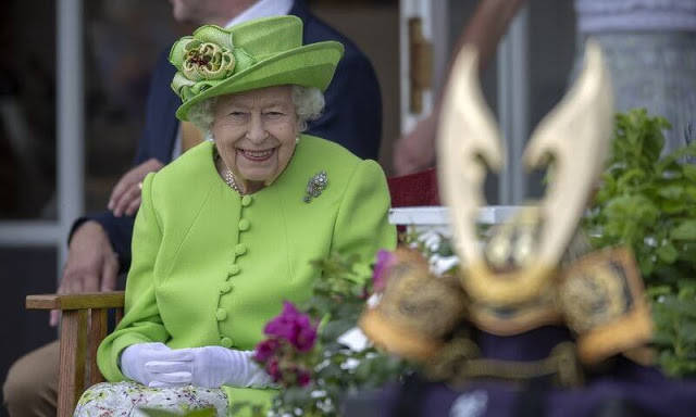 女王|英国女王领衔绿色系穿搭！凯特裹中长裙身材干瘪，梅根才是大赢家