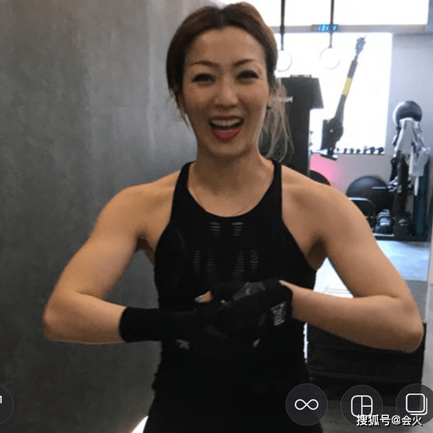 郑秀文|49岁郑秀文私下吃相曝光！深夜化浓妆大口吃肉，穿红吊带身材干瘦