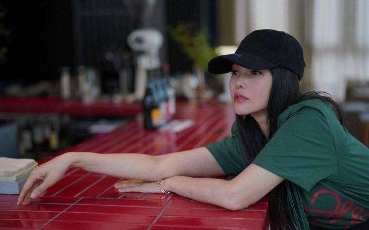 小粉|伊能静50岁还不服老？小粉裙+樱花妆清新似少女，金心耳环好拉风