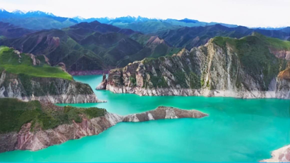 在肯斯瓦特水库连绵的群山倒映在一弯澄明的湖水中微风拂过,泛起惹人