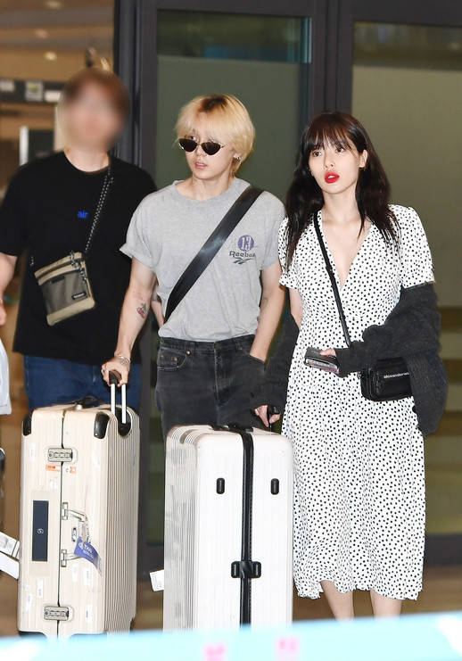 黑色|泫雅深V波点裙造型秀事业线,男友金晓钟推行李,被宠成了小公主