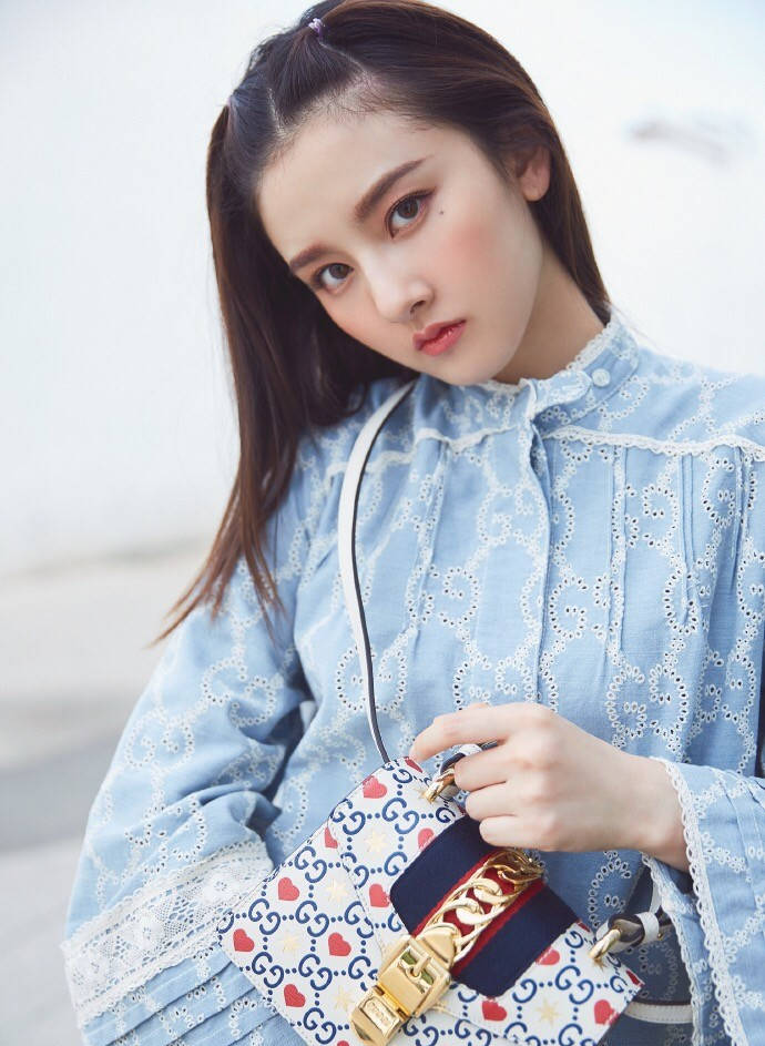 作用|元气少女宋祖儿,白色无袖连衣裙搭配高马尾,可爱甜美清灵动人