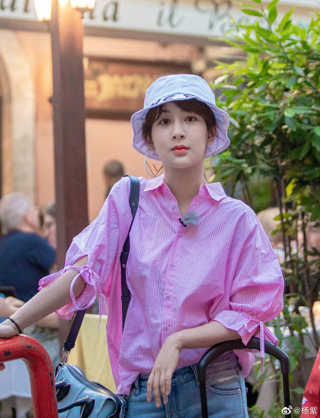 颜色|杨紫厉害了！身穿两套衬衣配半裙高级又时髦，携父亲走红毯真抢镜