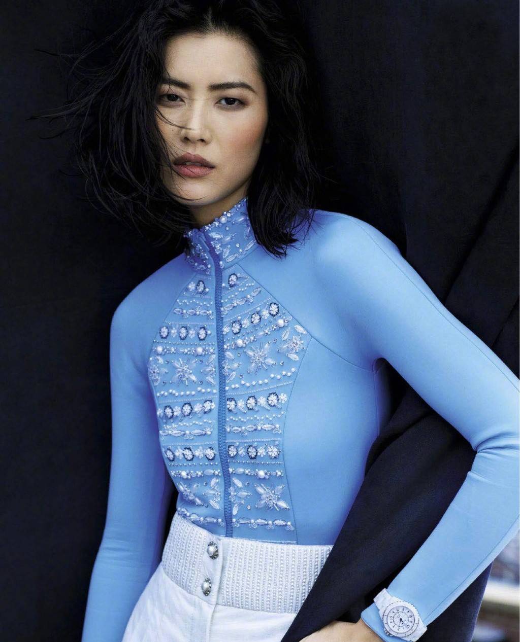 白天鹅|刘雯登时尚杂志封面，穿亮片拼接羽毛裙，优雅高贵像白天鹅