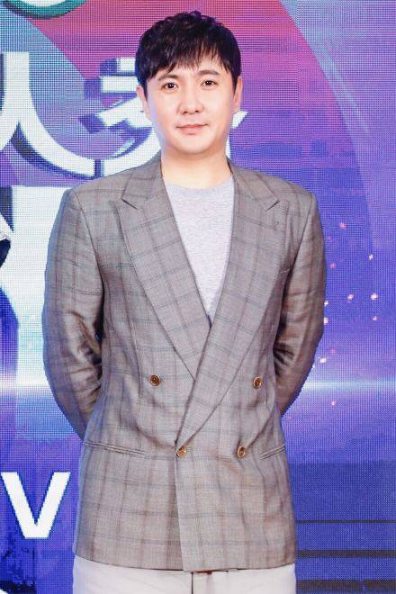 杨幂|杨幂星星裙大秀时尚，180的沈腾变“短腿”，金星蔡国庆哪像差1岁