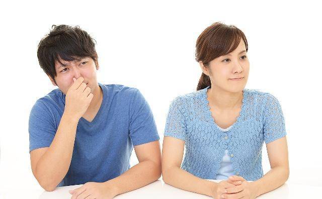 肝脏|睡前玩手机的人，若出现4个现象，可能肝闹脾气了