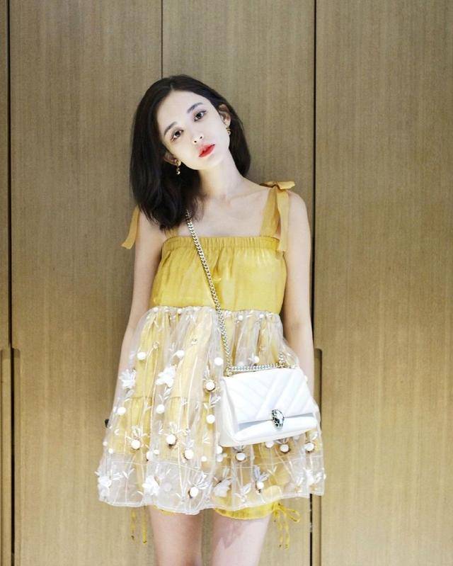 何有强|娜扎只因剪了短发，衣服品味直线上升，衬衫和连衣裙穿出高级感