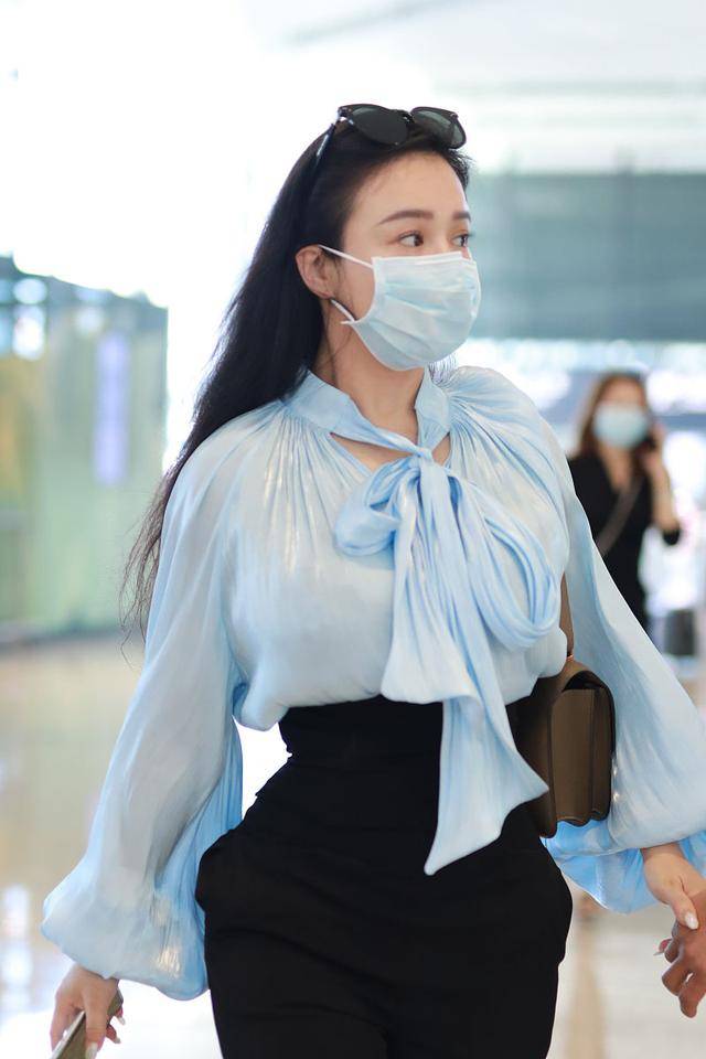 对比|冉莹颖明明是微胖身材，穿高腰裤非得勒出“蚂蚁腰”，看着都难受