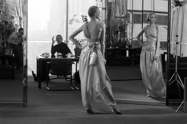 美国|凭借一顶帽子，杰奎琳成了他的粉丝，他却因为蹦迪被逐出时尚圈