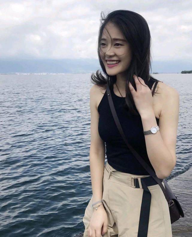 夏天|在炎热的夏天，穿上清新凉爽的服装，可以给人舒适又治愈的感觉