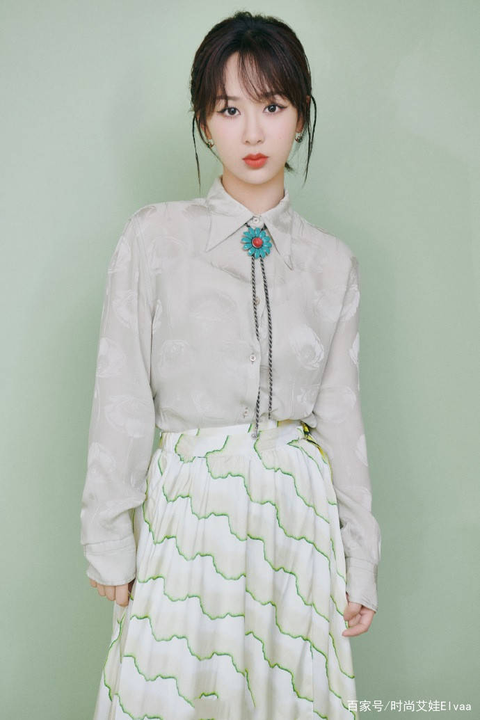 身材|杨紫终于高调,7千衬衫配1万半裙亮相首映礼,连换两造型抢尽风头