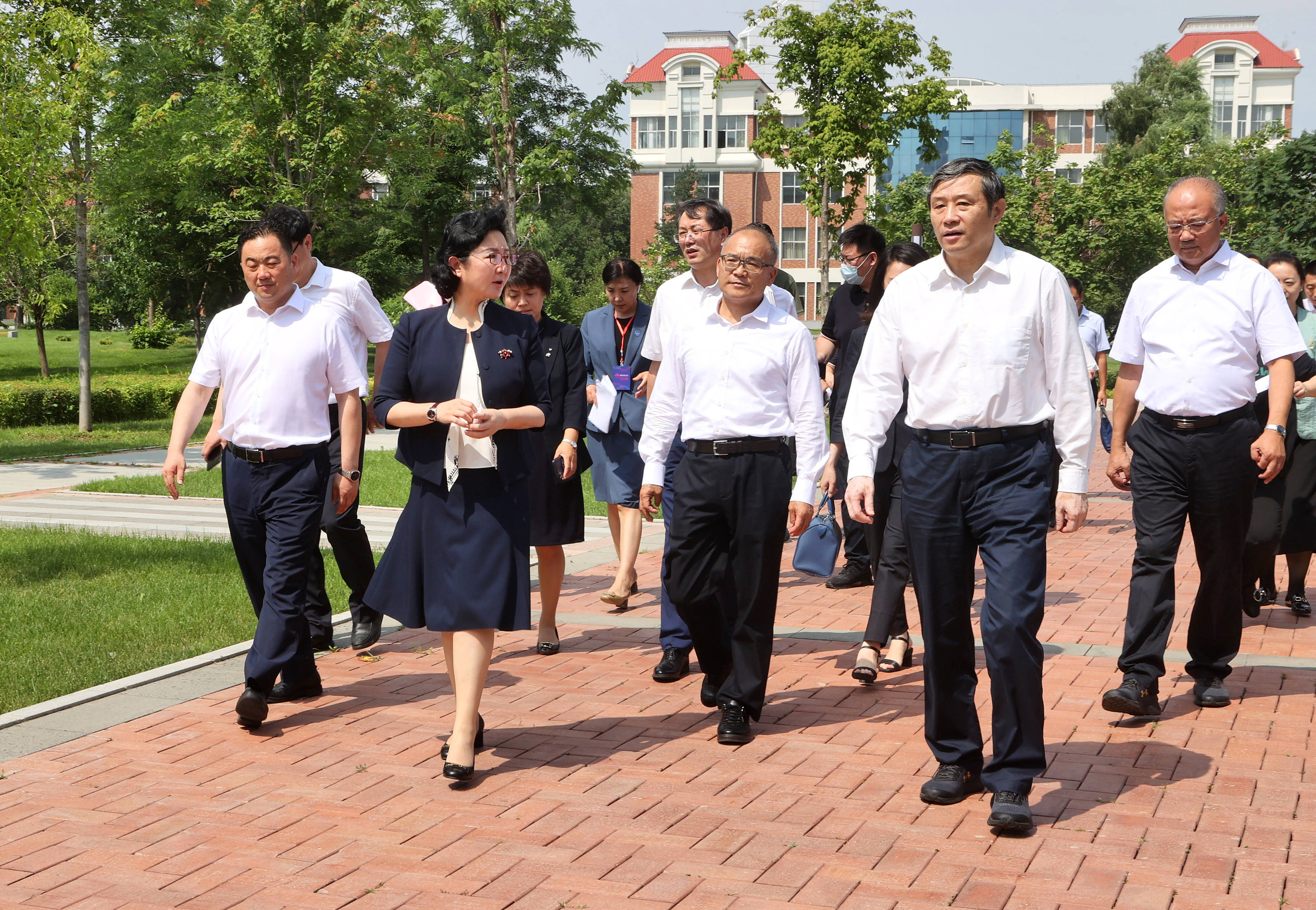 揭牌仪式后,在秦和校长等校领导陪同下,孙志军常务副会长,石玉钢部长