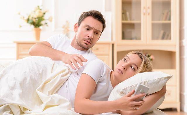 肝脏|睡前玩手机的人，若出现4个现象，可能肝闹脾气了