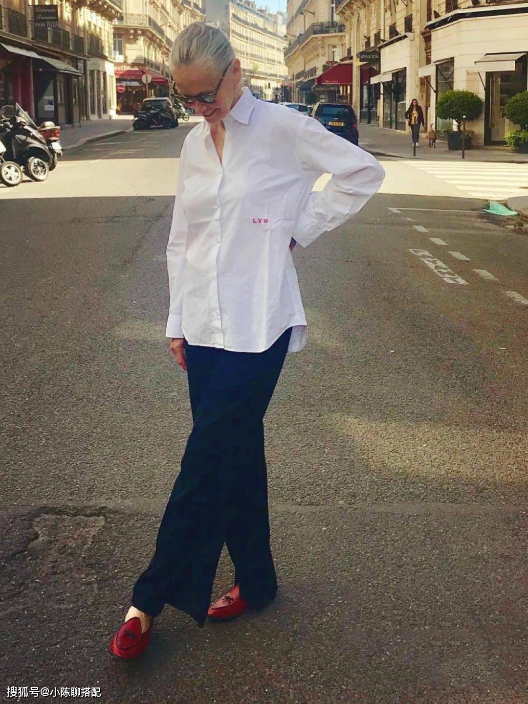 服装|这才是优雅女人的典范！74岁奶奶因穿搭光鲜亮丽，简单又好显气质