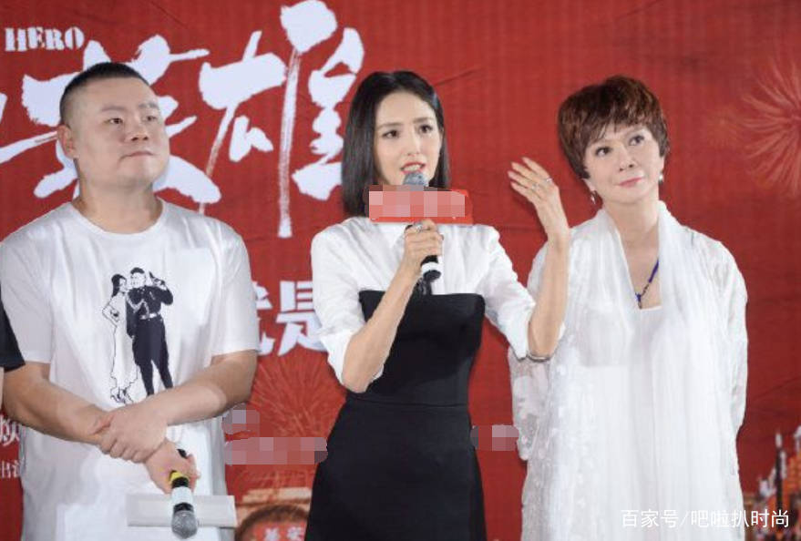 蓝色|57岁蔡明终于服老!白长褂配白长裙道骨仙风,俨然是位慈祥老奶奶