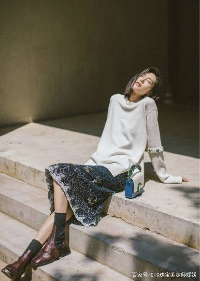 穆勒|印花长裙穆勒鞋，白色手表圆形耳环，直呼大表姐太温柔女人味足！