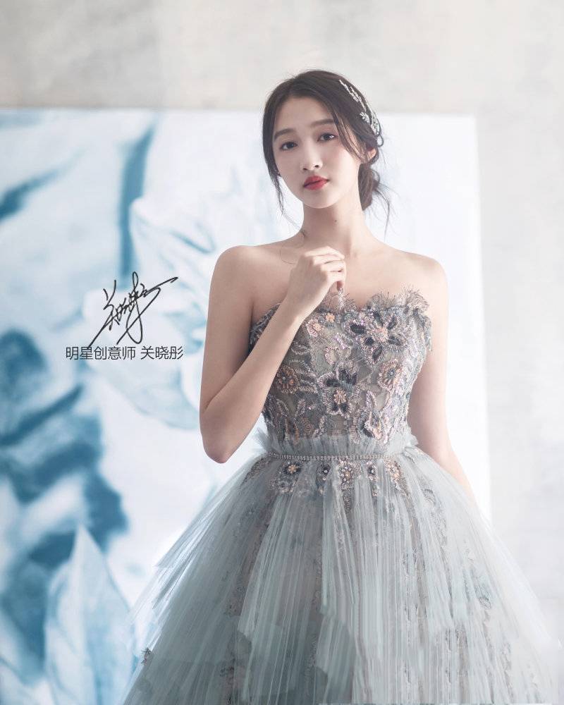 唯美|关晓彤婚纱写真曝光,换不同纱裙唯美又仙气,鹿晗捡到宝了