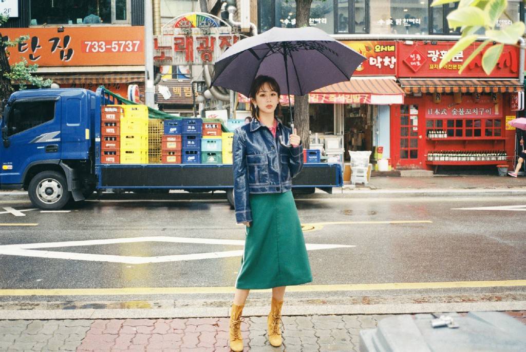 蓝色|杨紫越来越美了，一袭蓝色开叉裙配10厘米“铁钉鞋”，优雅大气