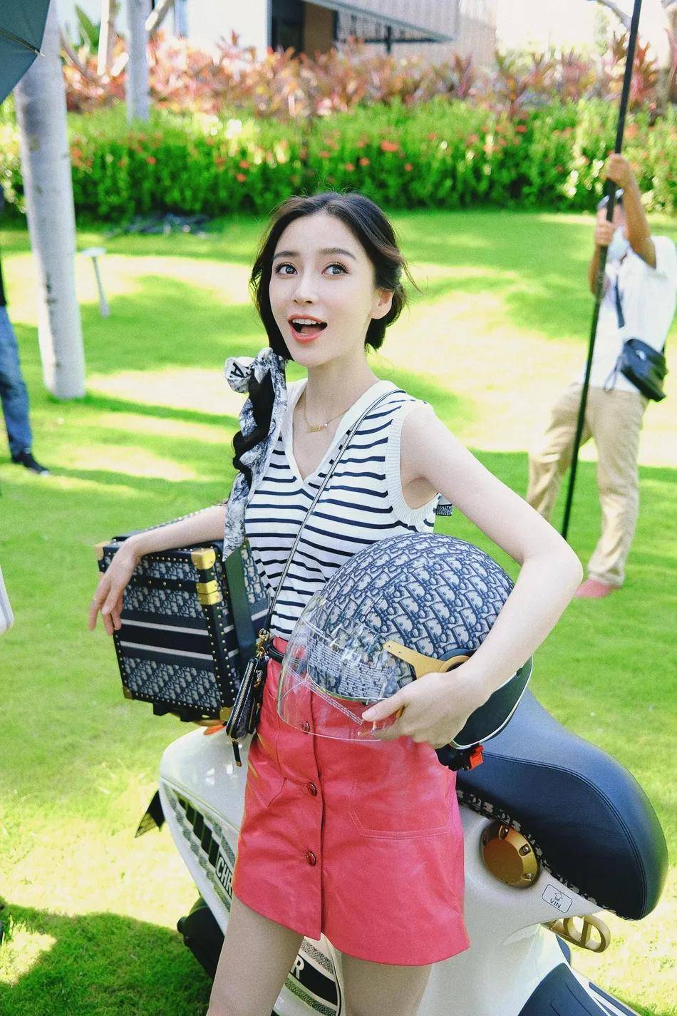 baby|杨颖高温下拍写真依然甜美！雪肤娇嫩靓丽魅力十足