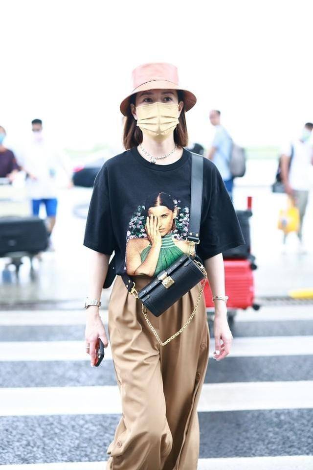 保鲜|佘诗曼颜值“保鲜”，穿阔腿裤秀骨感身材，46岁走路带风好潇洒