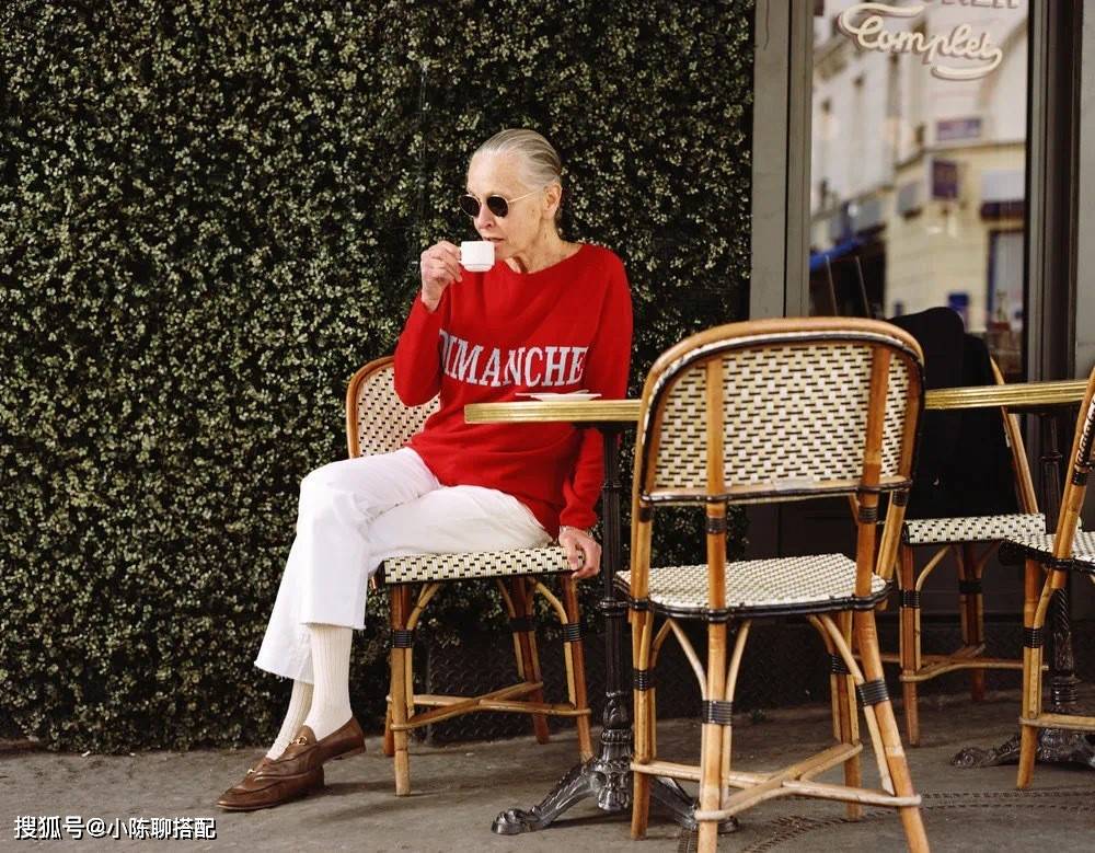 服装|这才是优雅女人的典范！74岁奶奶因穿搭光鲜亮丽，简单又好显气质