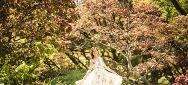 钟嘉欣|钟嘉欣瘦了,白色连衣裙优雅清新,却缺了一点少女感