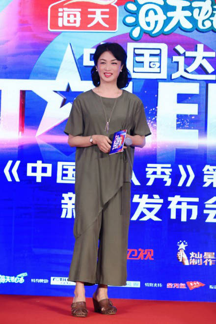 杨幂|杨幂星星裙大秀时尚，180的沈腾变“短腿”，金星蔡国庆哪像差1岁