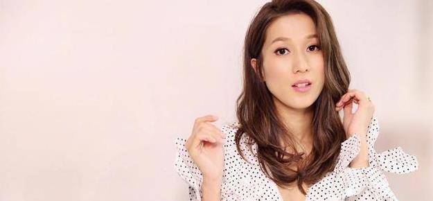 钟嘉欣|钟嘉欣瘦了,白色连衣裙优雅清新,却缺了一点少女感