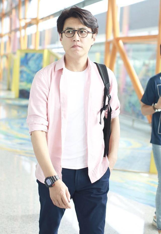 设计|靳东身材发福脸大抢镜，粉色衬衫配白T恤，44岁也扮小鲜肉