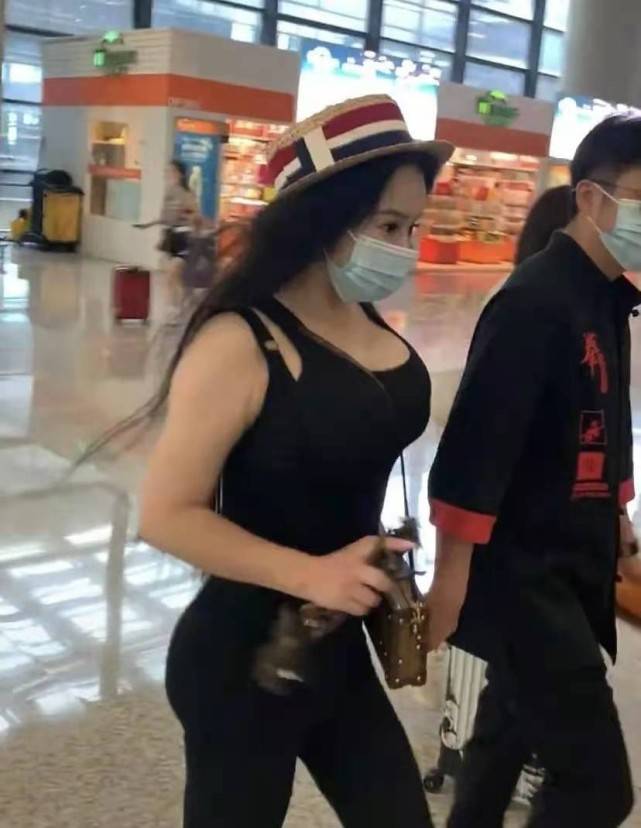 内衣|邹市明夫妇现身！冉莹颖穿搭清凉露出内衣肩带，身材比卡戴珊还辣