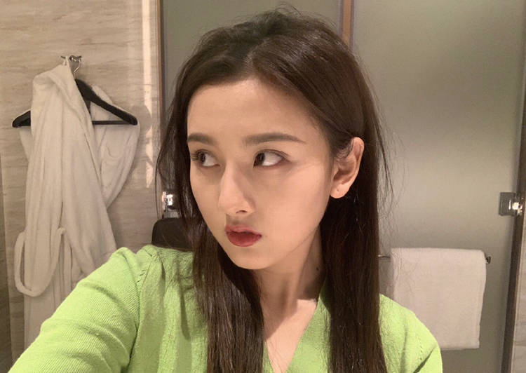 色调|宋祖儿出席时尚活动,黑色包臀短裙配白T,显露长腿好身材