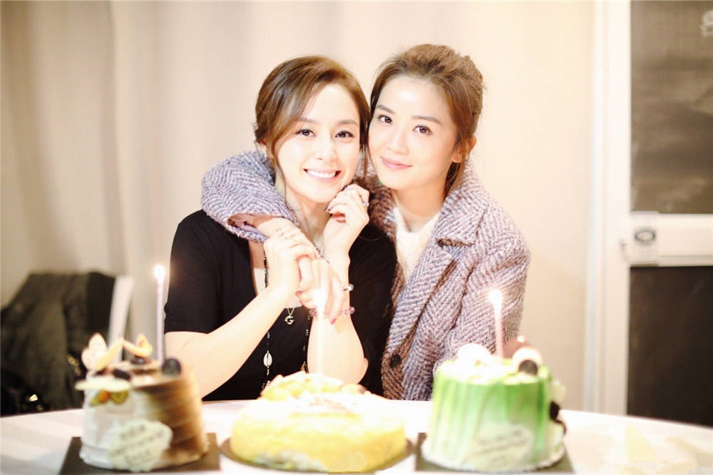 钟欣潼|蔡卓妍越发赶时髦，粉裙搭配黄色恨天高清新活泼，哪像已经37岁了