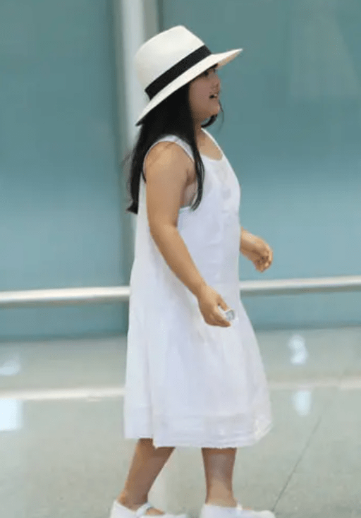 设计|李湘女儿穿公主裙拍广告，珠圆玉润很结实，一看就是富养出来的