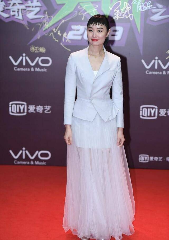 脸部|吴越得罪发型师？“狗狗啃刘海”暴露大饼脸，满屏都是油腻感