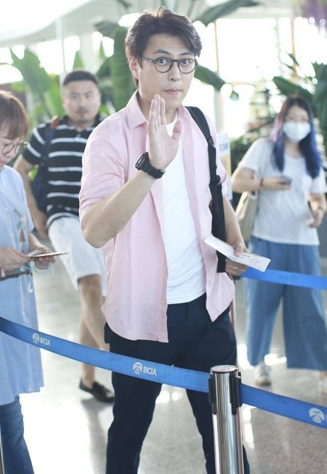 设计|靳东身材发福脸大抢镜，粉色衬衫配白T恤，44岁也扮小鲜肉