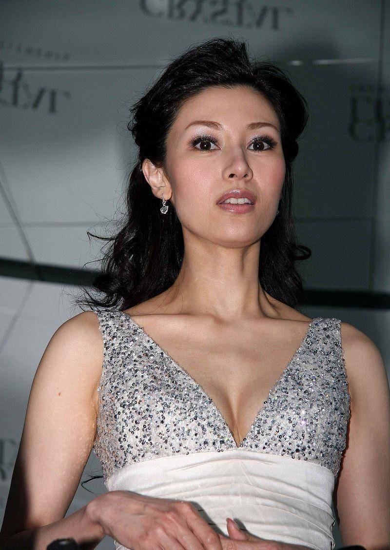 整体|李嘉欣虽然瘦却很健康，依旧有年轻时的样子，一袭长裙真挺美