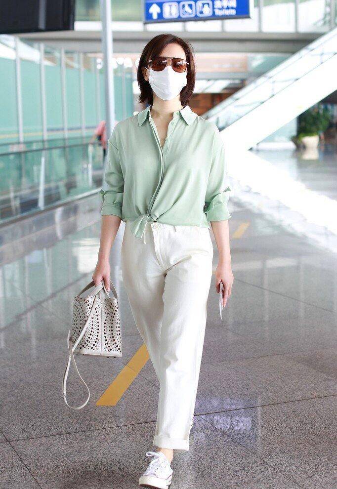 卫衣|陈数走机场，一身薄荷绿衬衣搭配小白裤清新亮眼，40岁+可以照抄