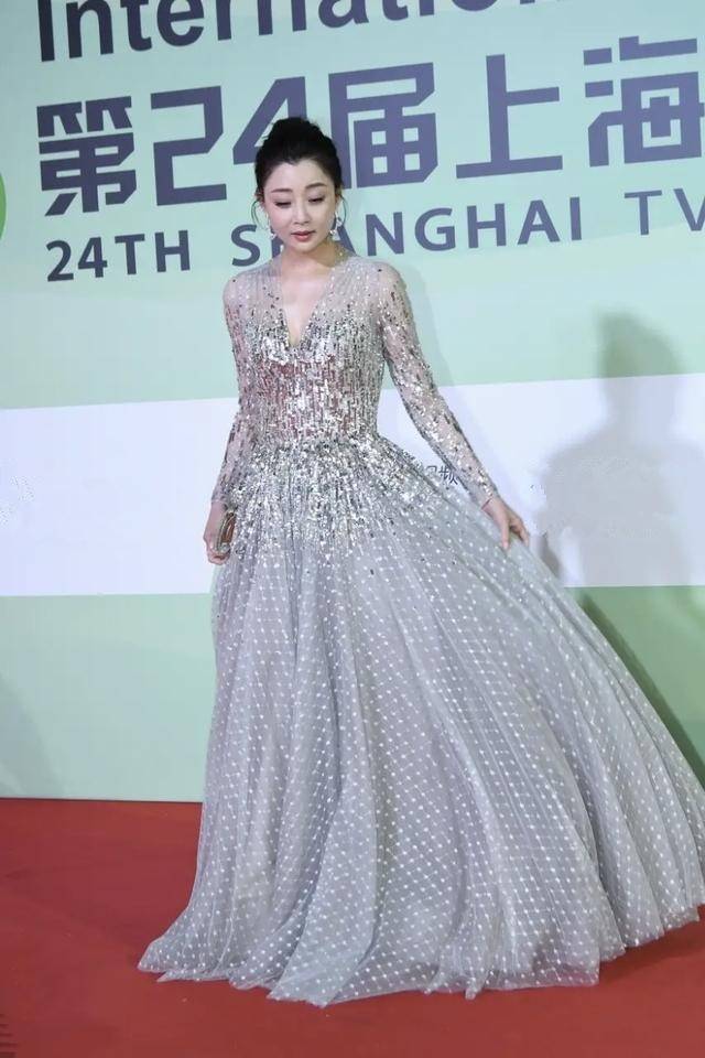 殷桃|殷桃真不像中年人，一袭银色亮片裙闪耀又迷人，窈窕身姿不输少女