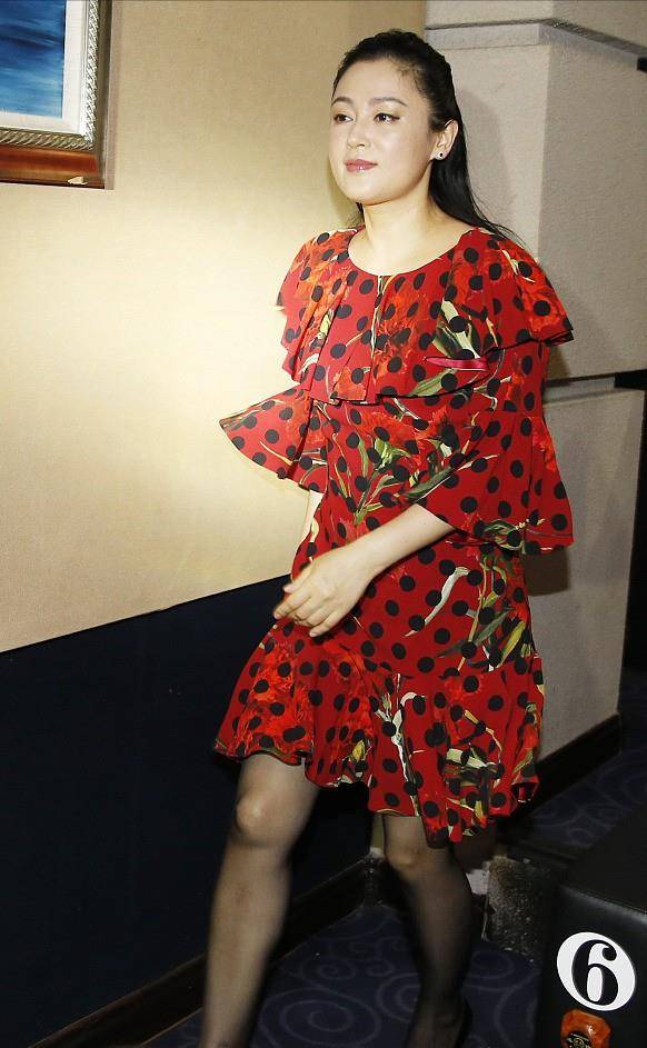 风韵|陈红虽然已经50多岁了，但神态风韵仍在，穿着黑点红裙气质极佳