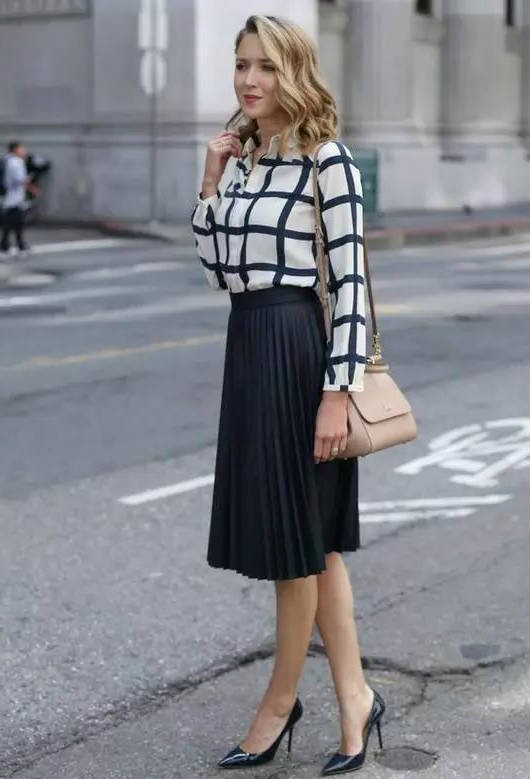 黑色|衬衫只能配牛仔裤?跟着杨颖搭百褶裙,引领流行新风潮