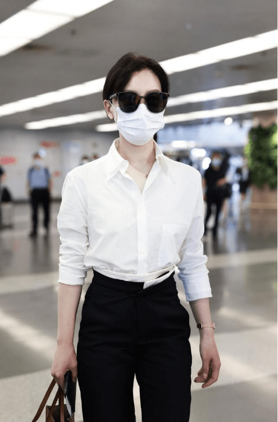 陈数太|陈数太有自信了！白衬衫搭五分裤，不仅不显腿短，却意外时髦好看