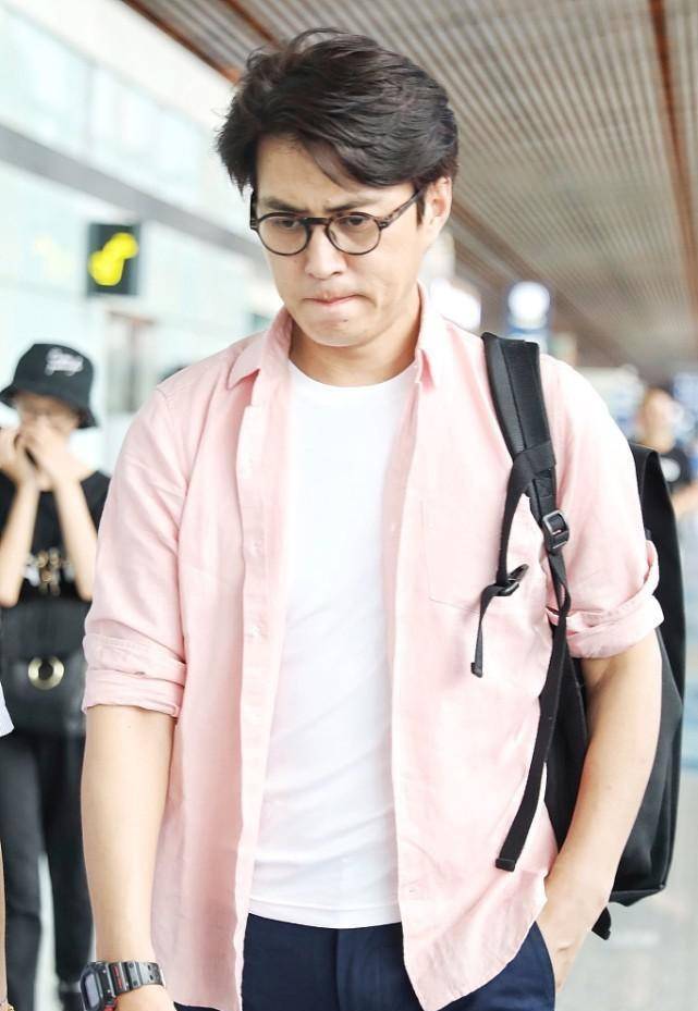 设计|靳东身材发福脸大抢镜，粉色衬衫配白T恤，44岁也扮小鲜肉